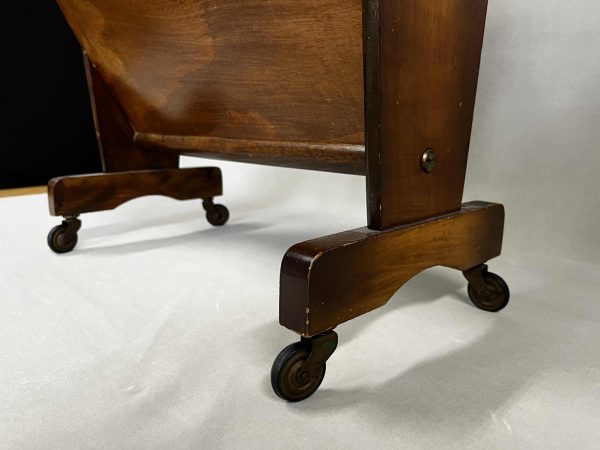 IMG_5084 Jaren '50 bijzettafel, met lectuurbak en wieltjes