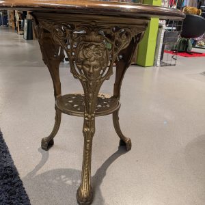 Een pubtafel uit circa 1880, gemaakt van mahoniehout en gietijzer.