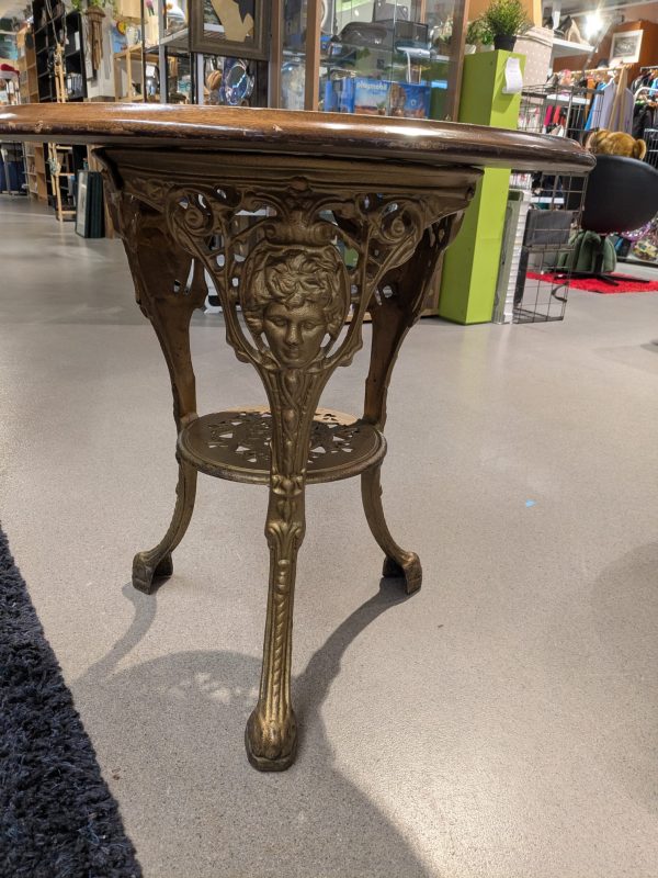 Een pubtafel uit circa 1880, gemaakt van mahoniehout en gietijzer.